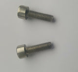 2 Innensechskantschrauben zur Befestigung eines Axa Rahmenschlosses